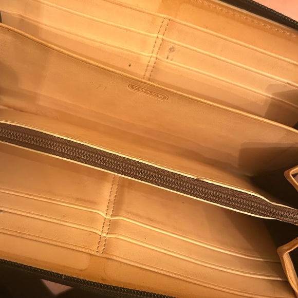 Coach Signature Wallet - Picture 4 of 5